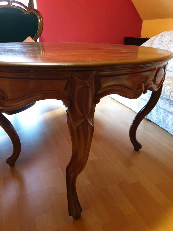 Antiker ovaler Tisch in Struxdorf