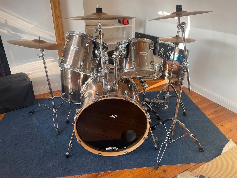 Schlagzeug Pearl Forum, full drumset, mit Zildjian-Becken (S-B12) in Plön 