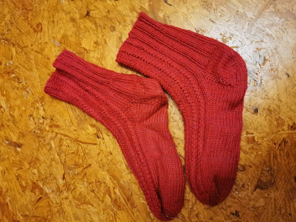 Handmade Kindersocken Stricksocken weinrot Fusslänge ca. 20cm in Bad Laasphe