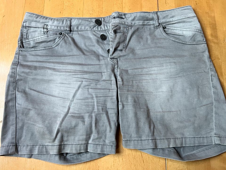 S.Oliver Shorts Gr. 42, grau in Kaiserslautern