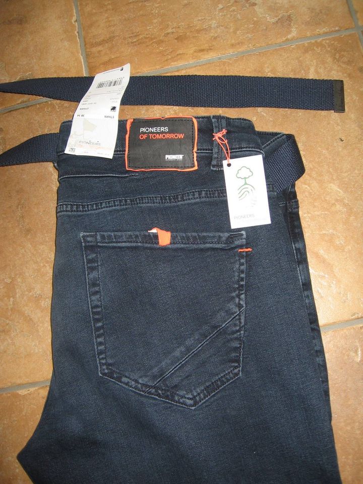 neue Herren-Jeans von Pioneers W38L34 mit Gürtel in Kritzmow