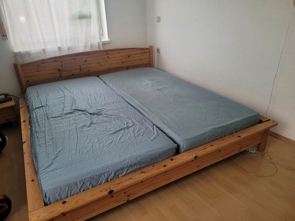 Bett 1,80 x 2,00 mit Lattenrosten 90×2 m (2 Stück) in Marburg