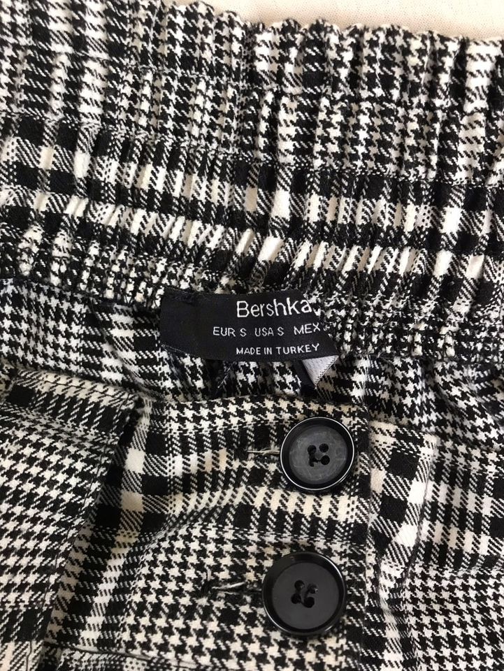 Bershka Stoffhose Hose Gr. S, dickerer Stoff, schwarz weiß in Schweitenkirchen