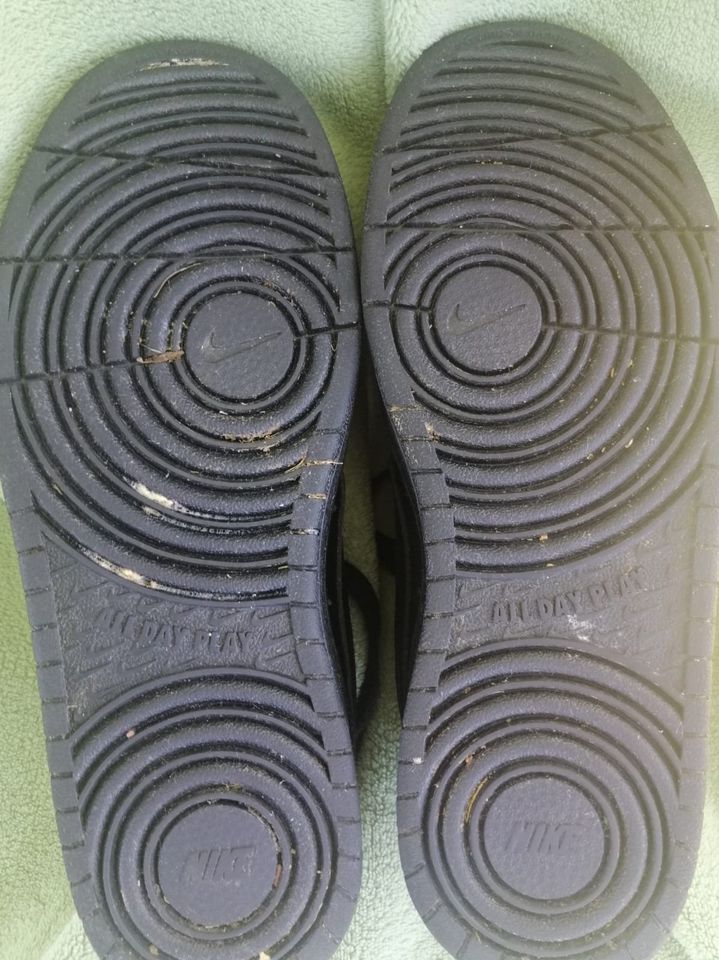 Sportschuhe  Nike Größe  38,5 Schuhe Kinder gebraucht in Karlsburg