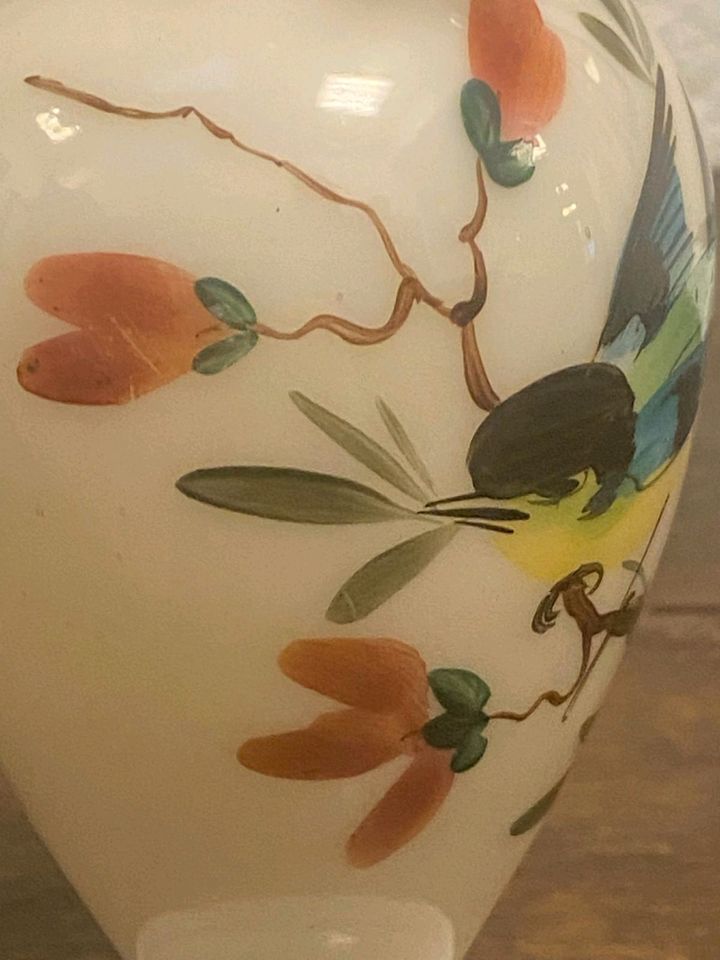 Antike Vase aus Opalglas Emailmalerei Vogel Kohlmeise Biedermeier in Großschönau