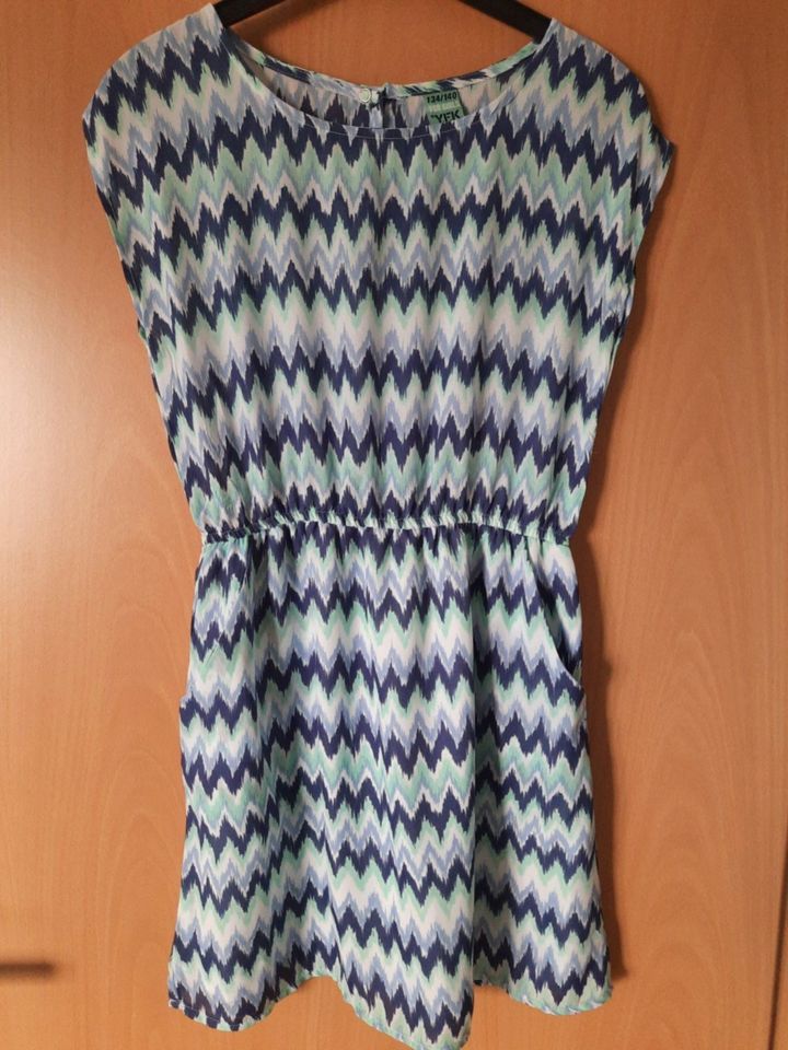 Mädchen, Sommer Kleid, ohne Arm, blau, Muster, Gr.134/140 in Nieheim