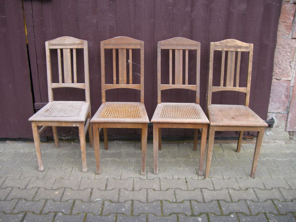 4 sehr alte Stühle Antik zum renovieren in Büdingen