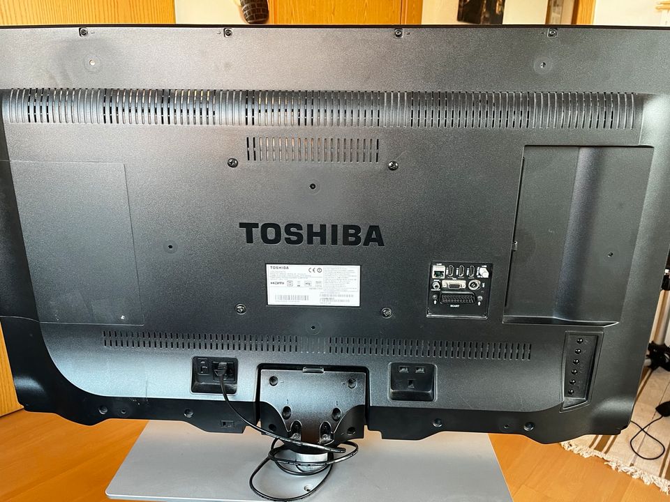 Toshiba 40“ Fernseher in Dreieich