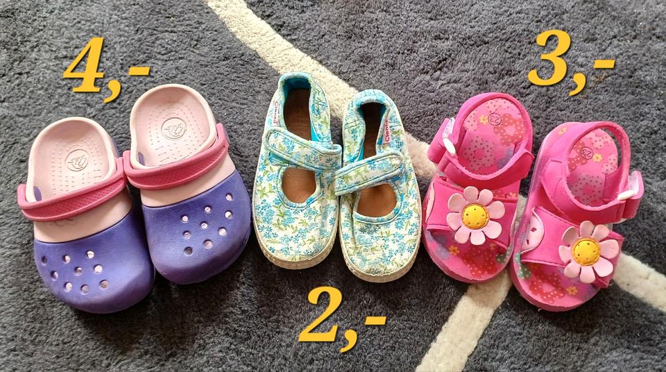 Versch. Kinderschuhe, Gr. 23, Crocs, Ballerinas, Wasserschuhe in Hünstetten