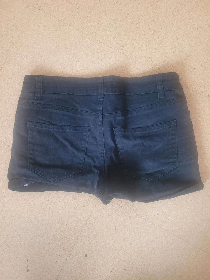 Schwarze Hotpants von Amisu (32) in Winnenden