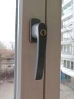 2 x Fenstergriffe mit Schlüssel abschließbar grau silber Friedrichshain-Kreuzberg - Kreuzberg Vorschau
