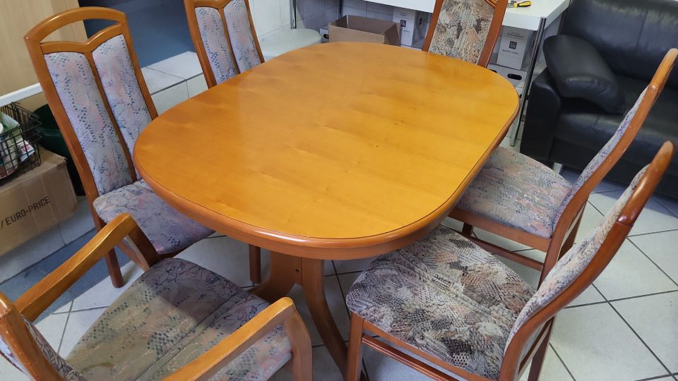 Ovaler Tisch, Oberfläche lackiert, Länge ausziehbar bis 175cm in Heilbronn