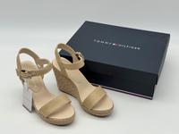 Tommy Hilfiger Sandaletten Keilabsatz Beige Gr. 38 NEU Leipzig - Sellerhausen-Stünz Vorschau