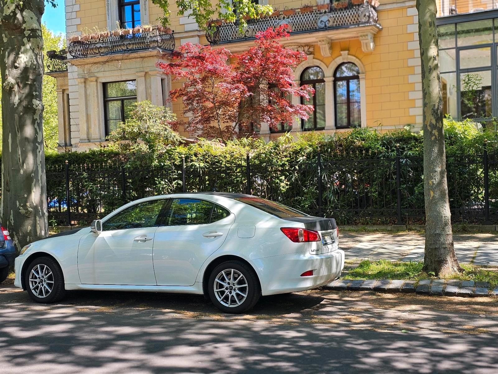Abbildung des Autos zuverlässiger Lexus IS20…