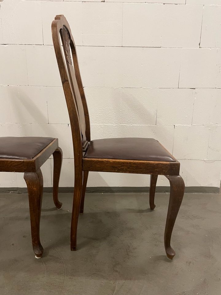 Zwei schöne alte Stühle mit Lederbezug, Vintage in Potsdam