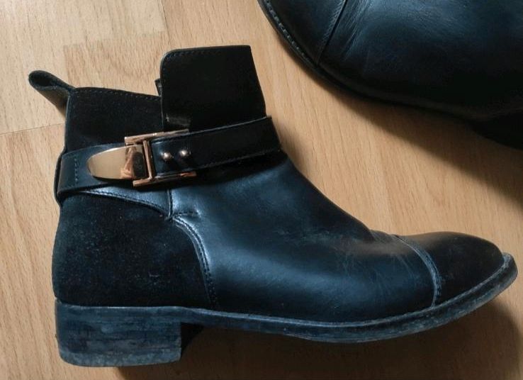 Schwarze Lederstiefeletten Größe 37 in Berlin