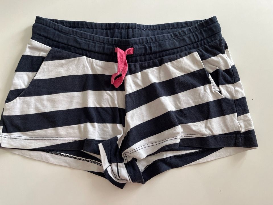 2 leichte Mädchen Shorts, Gr. 140, gestreift mit Taschen in Puchheim