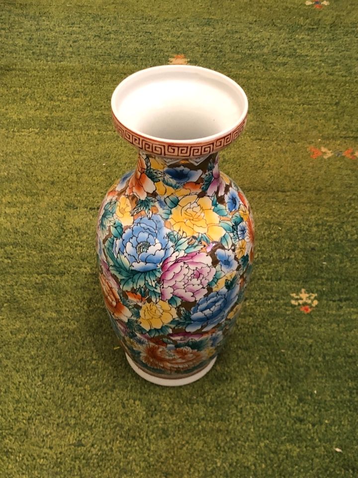 Seltene asiatische Limited Vase, floral, bunt, millefleurs Design in Köln