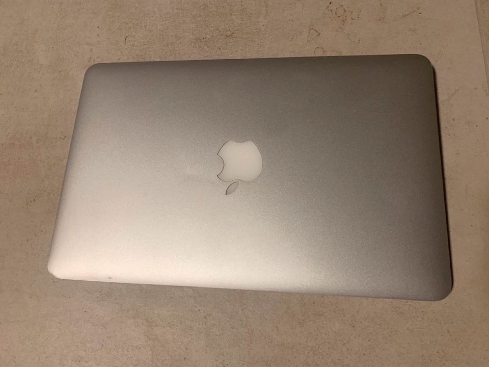 Apple MacBook Air 11" Mid 2013 A1465 in Leipzig