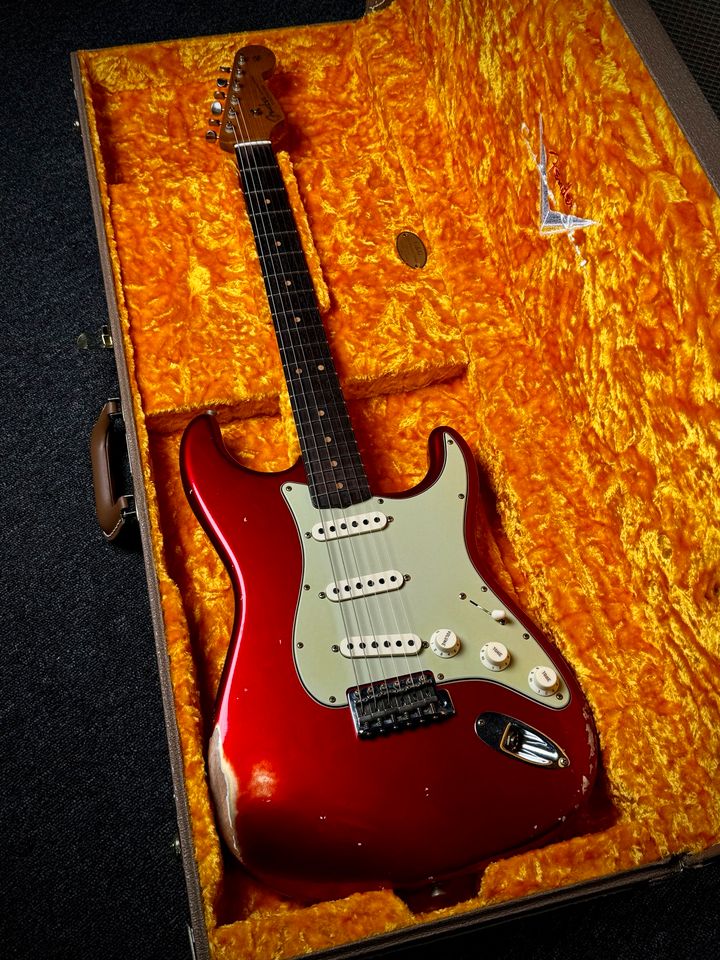 2022 Fender 63 Strat Heavy Relic Candy Apple Red in Kiefersfelden