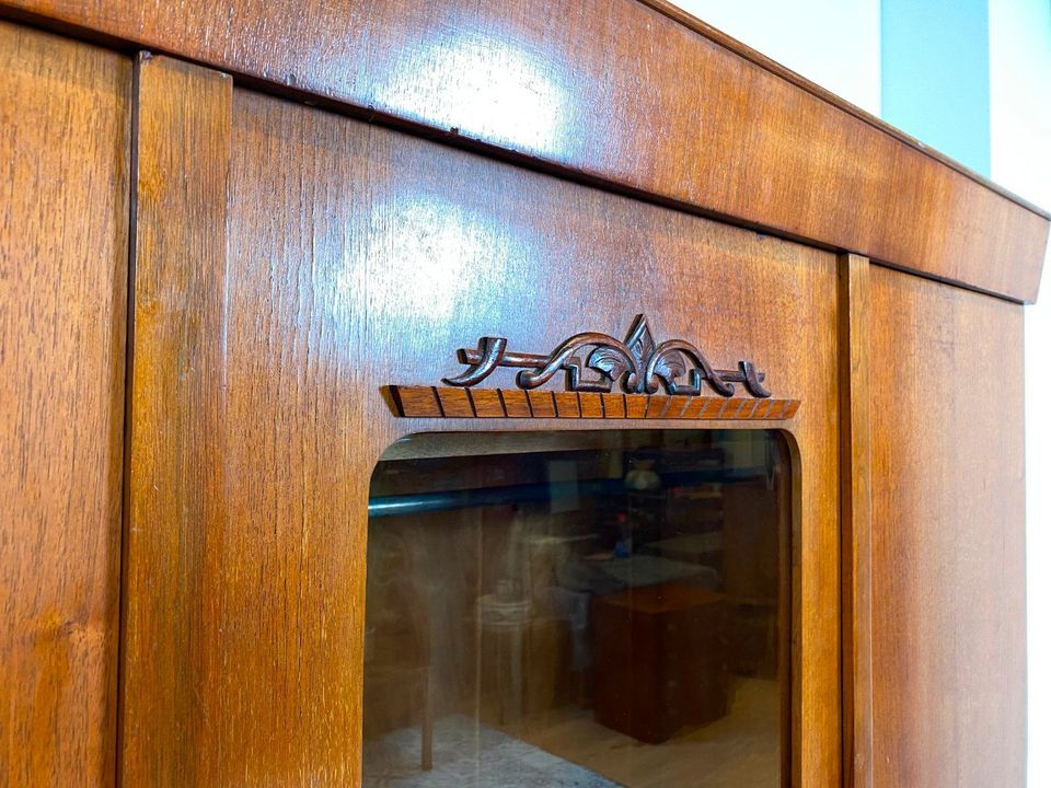 WMK Wunderschöner und gut erhaltener antiker Kleiderschrank aus vollem Holz mit Glastüren und hübschen Holzapplikationen # Schrank Schlafzimmerschrank Wäscheschrank Dielenschrank Jugendstil Vintage in Berlin