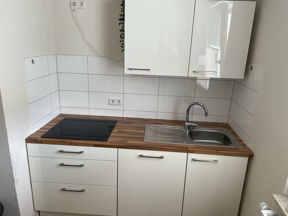 Einbauküche in Weiß/Holzoptik in Leverkusen