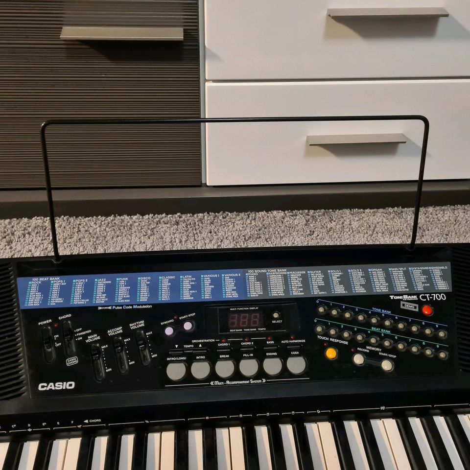 Keyboard casio mit Fußpedal in Leipzig