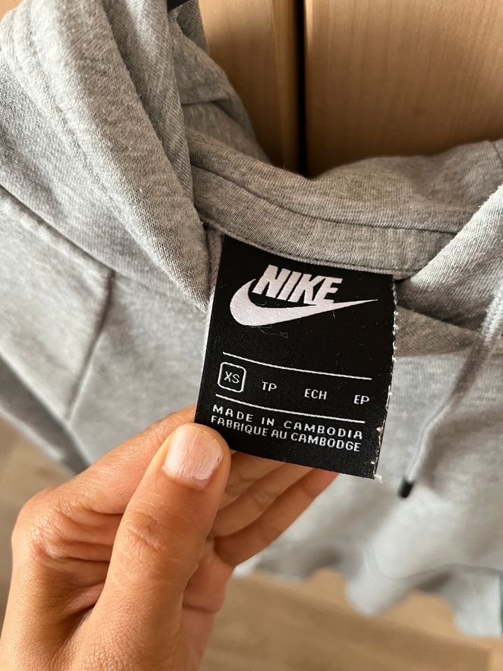 Nike Pullover Gr XS mit Versand 12€ in Troisdorf