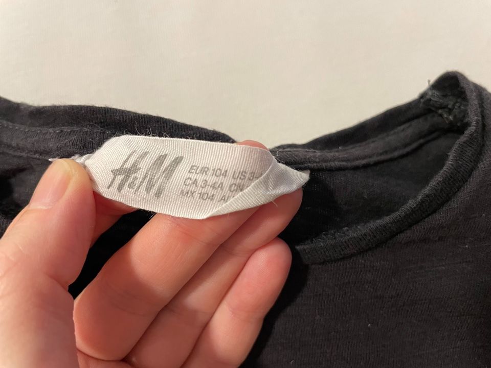 H&M Langarmshirt Gr.104 Pailletten Geist Kostüm Halloween schwarz in Magdeburg