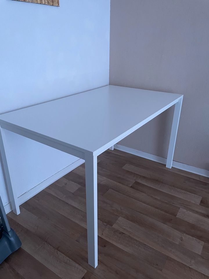 Weißer Ikea Tisch in Berlin