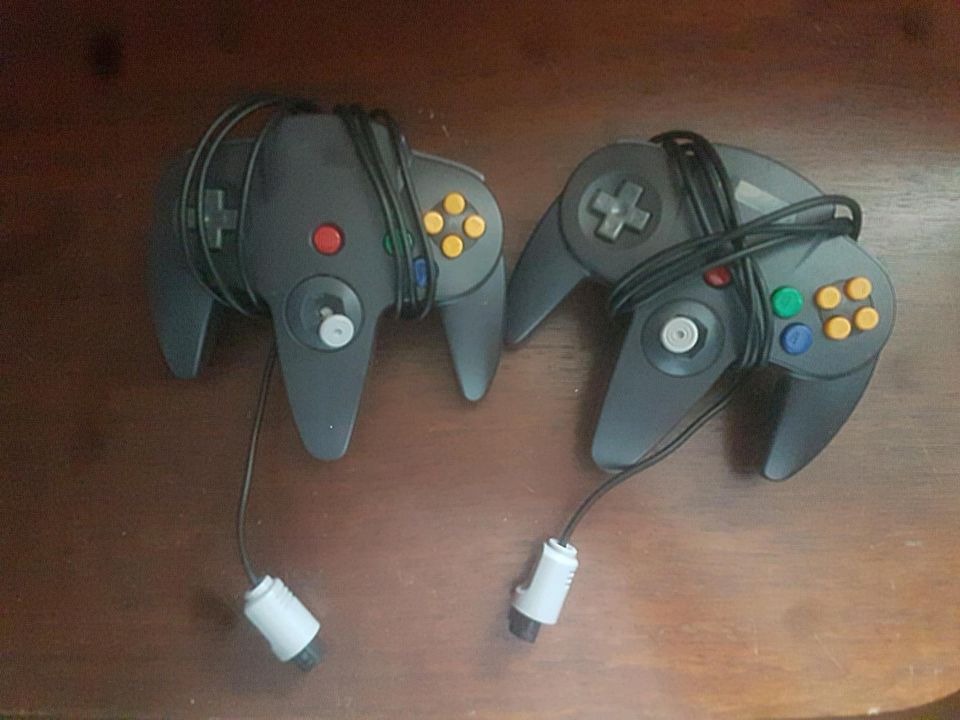 2 Nintendo 64 Controller. in Bad Waldsee