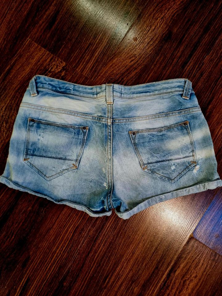 Zara Damen Jeansshorts hellblau Gr. 38 in Bielefeld