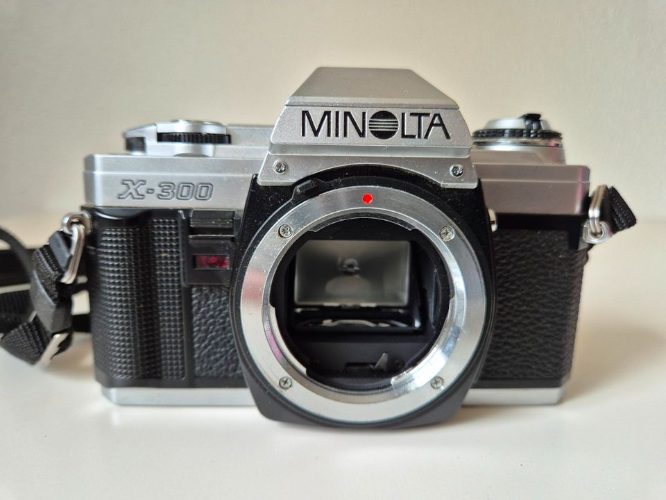 Minolta X-300 mit zwei Objektiven und umfangreichem Zubehör in Emmendingen