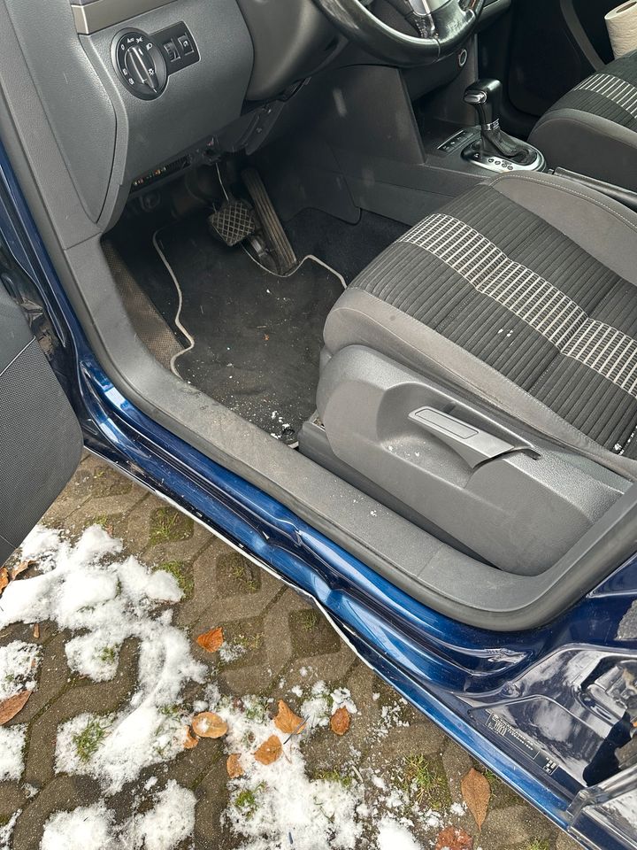 VW Touran 2.0 TDI Automatik 140 Ps 7 Sitzer in Berlin