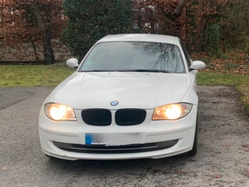 BMW 118i 1er, M-Ausstattung innen + Sportfahrwerk, weiß in Bielefeld
