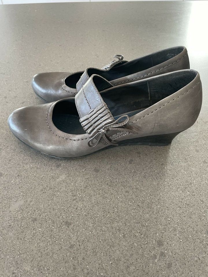 Damen Pumps Wedges Keilsohle grau Leder 40 in Eschborn