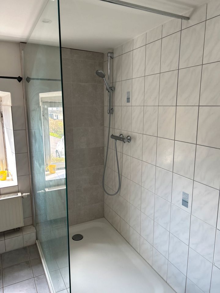 DuschGlaswand extra groß neuwertig und flache Dusche in weiß in Meinerzhagen