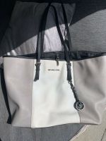 Michael Kors Tasche grau weiß Tragetasche Handtasche München - Moosach Vorschau