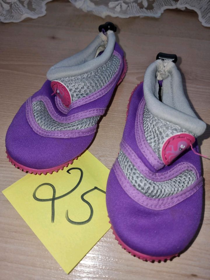 Schuhe 25 Mädchen Hausschuhe Ballerinas Wasserschuhe je 2.50€ in Berlin
