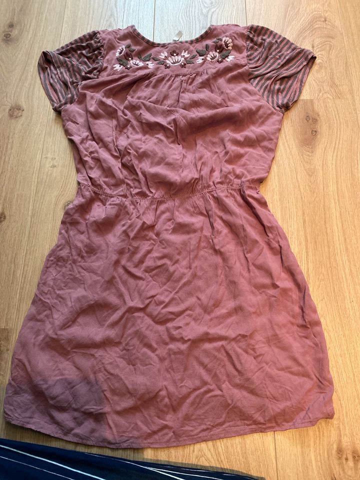 Schönes Shirt Bluse von Blutsgeschwister L mit Stickerei in Mildstedt