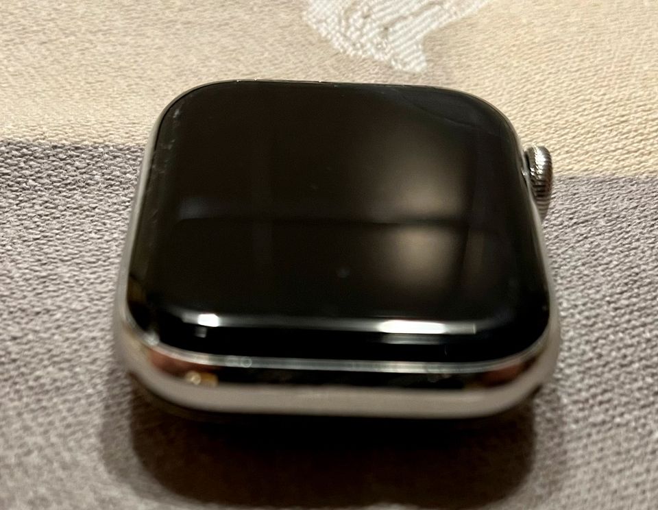 Apple Watch Series 4, 44mm, LTE Edelstahl mit Display-Glasschaden in Winsen (Aller)