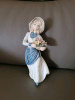 Mediflor Valencia Porzellanfigur Frau mit Blumenstrauß Hessen - Oberursel (Taunus) Vorschau