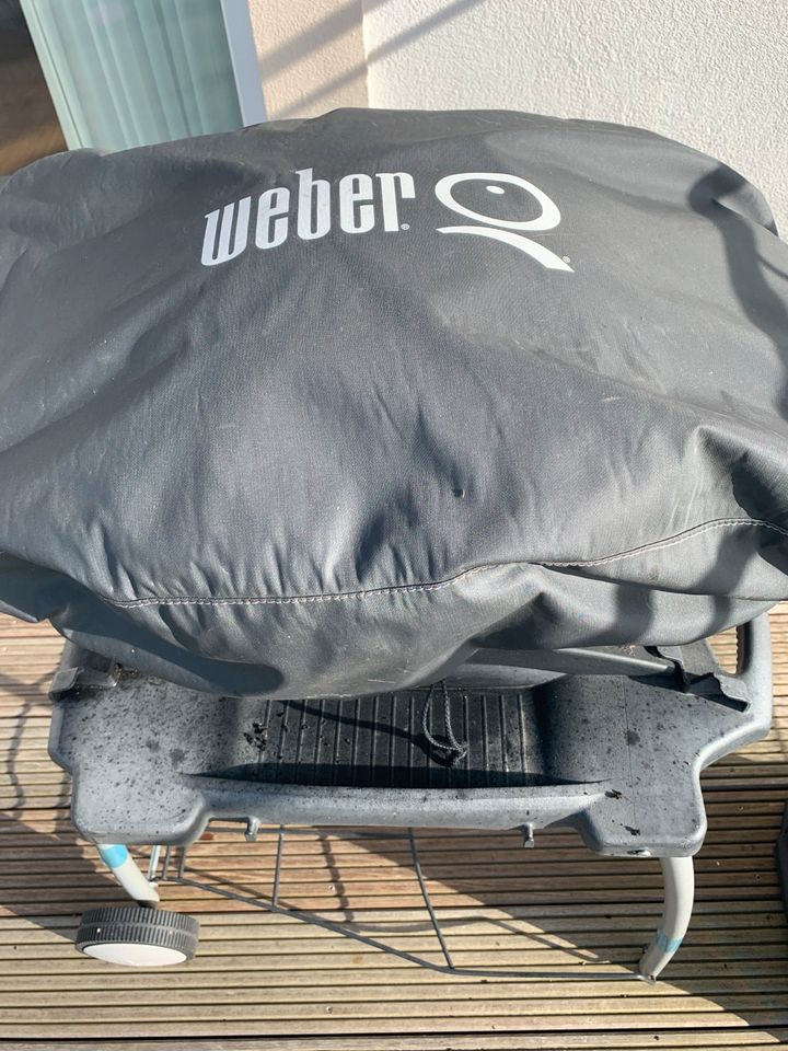 Weber Gasgrill Q100 mit Original Rollwagen und Abdeckung in Erfurt