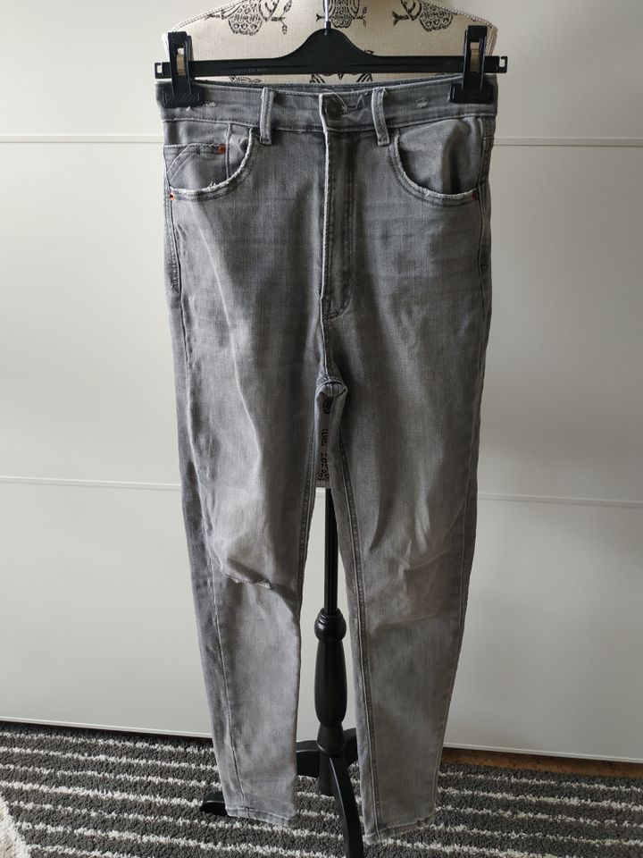 Stradivarius Jeans Hose Röhre Skinny grau Super High Waist 36 in Breitengüßbach