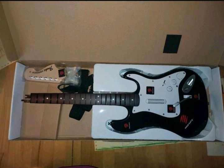 PS 4 Gitarre Rockband 4 wireless fender stratocaster in Kronburg