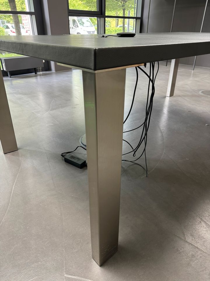 Büro Tisch mit Lederbezug / Aussparung für PC Kabel in München