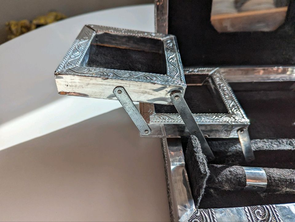 Silberne Schmuckschatulle mit ausklappbaren Schubladen in Göttingen