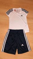 adidas Sportanzug Trainingsanzug Größe 128  kurze Hose T-Shirt Nordrhein-Westfalen - Bedburg-Hau Vorschau