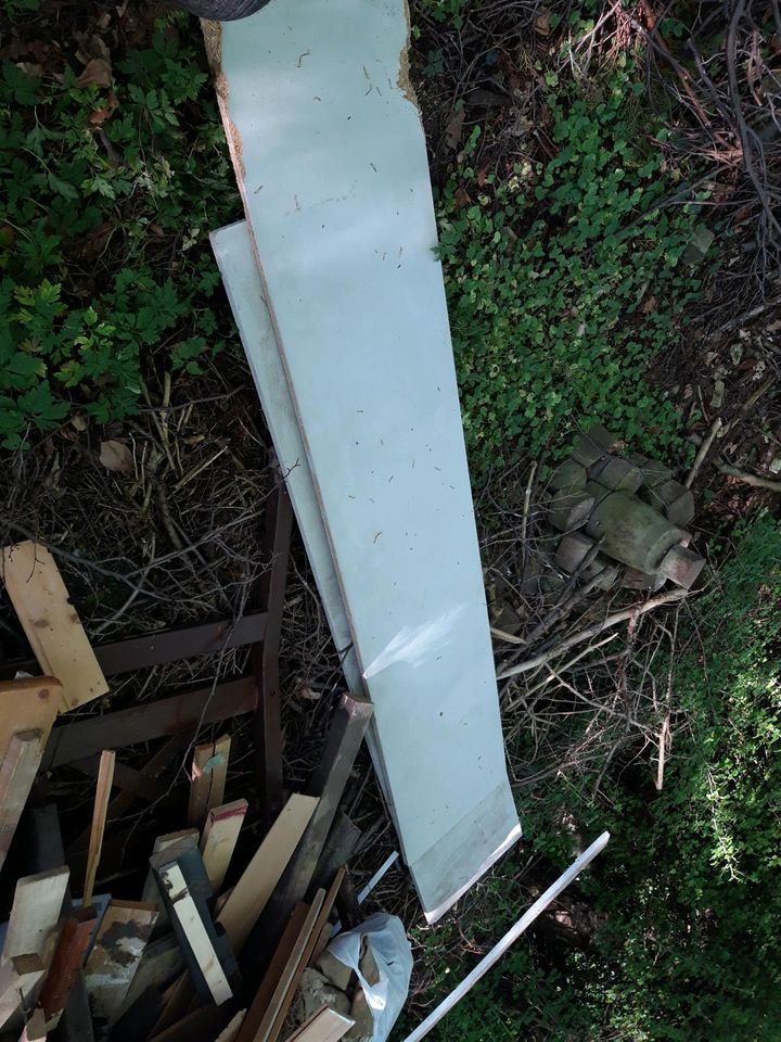 Großer Haufen mit Holz Holzresten Bretter Kamin Brennholz in Porta Westfalica