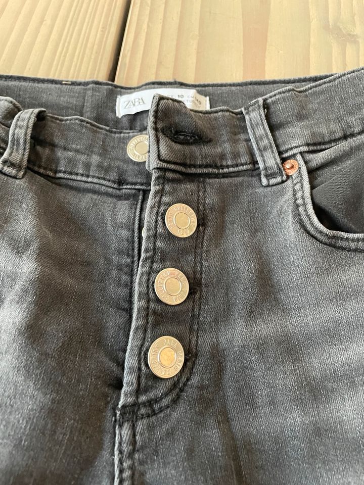 Neu: tolle Zara Jeans 140 flare mit Knöpfen in Berlin